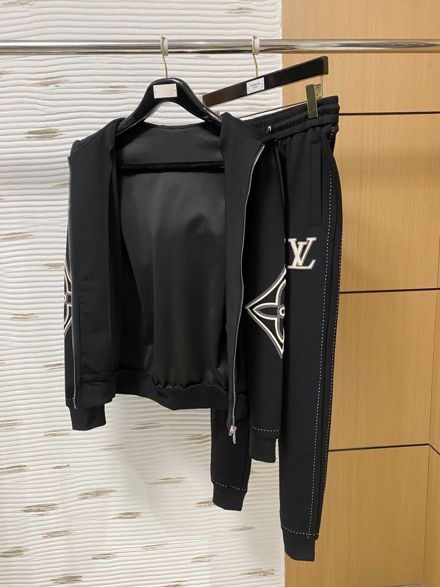 🅿️720 [LV Louis Vuitton] hot-selling suit is coming. Focus on the original version of the official website. 2025 new hot-selling cardigan and sweatshirt suit. The original order is the best. 🇭🇰The meticulous work of top designers. It has a fitting and perfect upper body effect. All-natural high-quality Tencel Roman cotton 100%, close-fitting comfort, noble and elegant! Original hardware embodies elegance and nobility! Counter size: M-3XL (maximum wear up to 190 pounds)